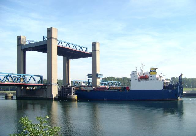 De Calandbrug, een spoorbrug in het Rotterdamse havengebied