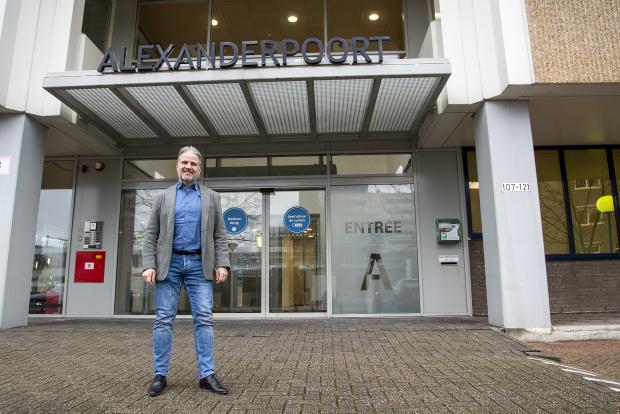 Pieter Kuijt voor het nieuwe kantoorpand van NNVO